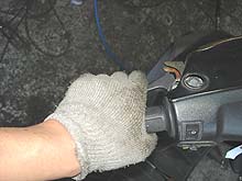 リアブレーキを握る